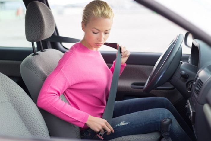Dây an toàn cũng là 1 trong 6 vị trí ẩn nấp hàng đầu của vi khuẩn trong xe hơi