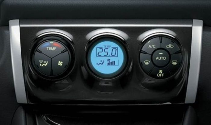 Các nút điều khiển điều hòa và âm lượng ở trong xe ô tô