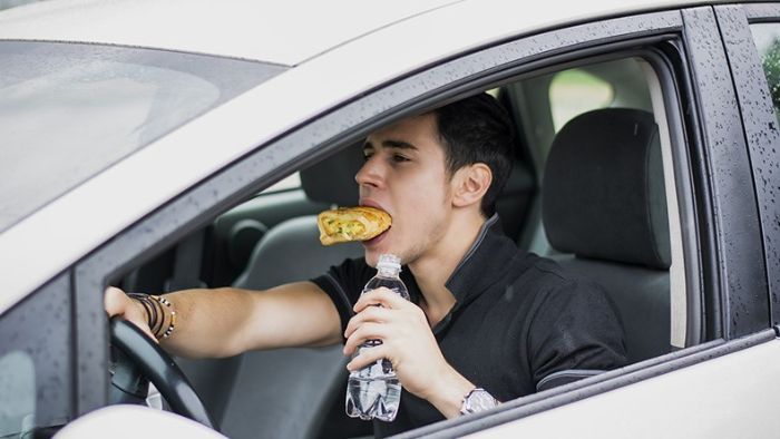 Tốt nhất bạn nên tránh ăn uống/hút thuốc trong xe